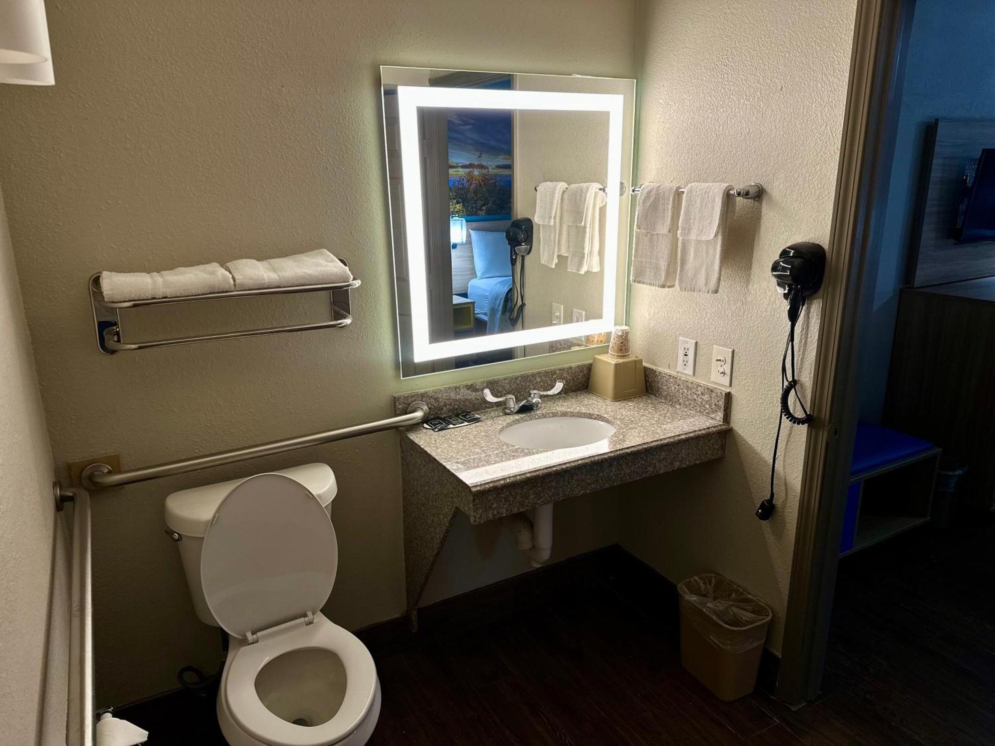 Days Inn By Wyndham Houston East Dış mekan fotoğraf
