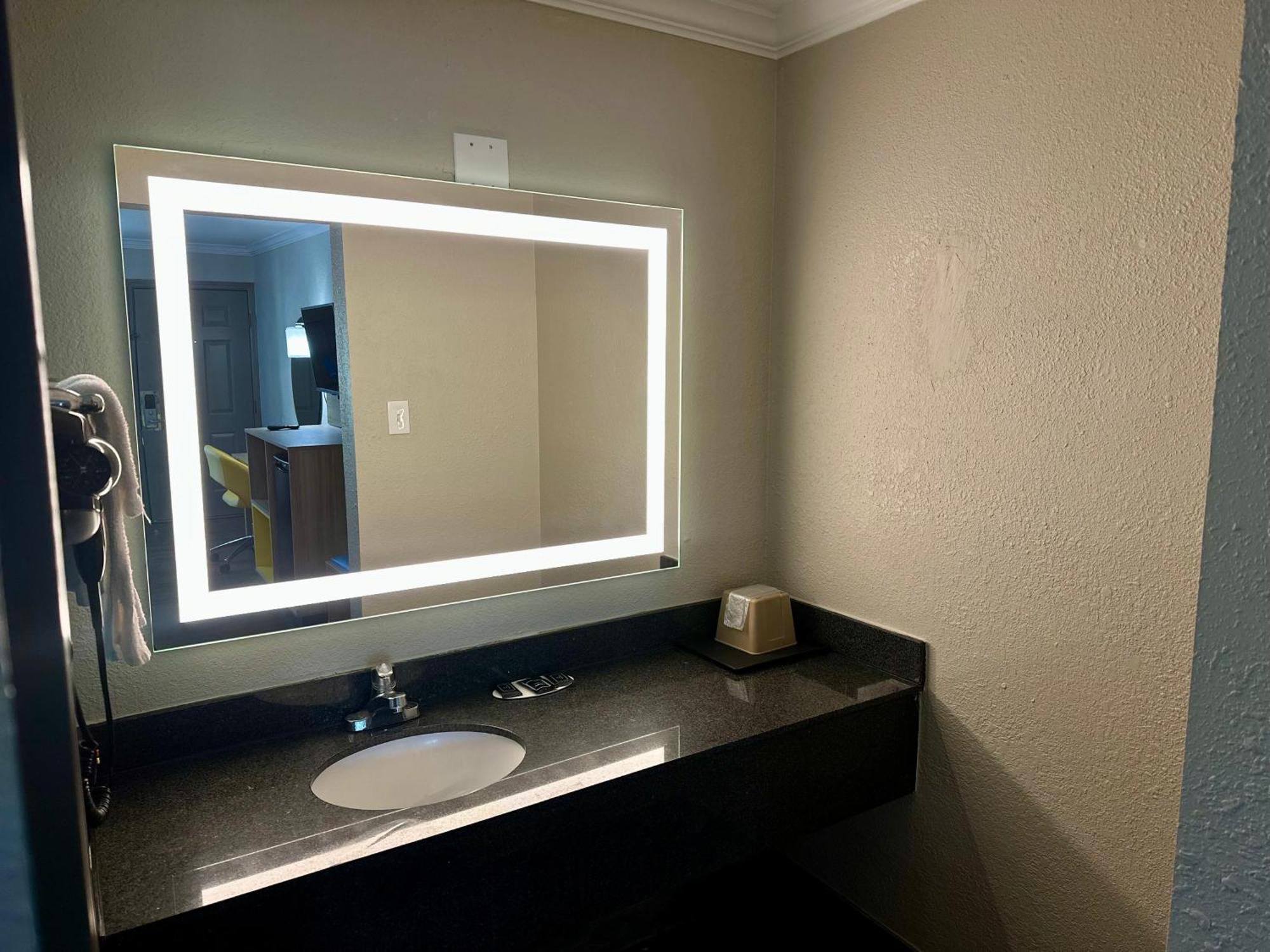 Days Inn By Wyndham Houston East Dış mekan fotoğraf