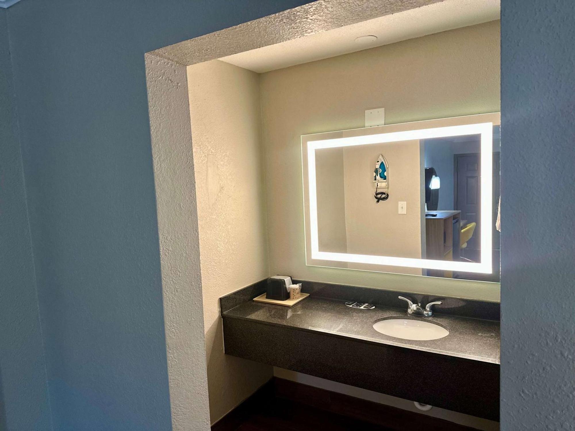 Days Inn By Wyndham Houston East Dış mekan fotoğraf