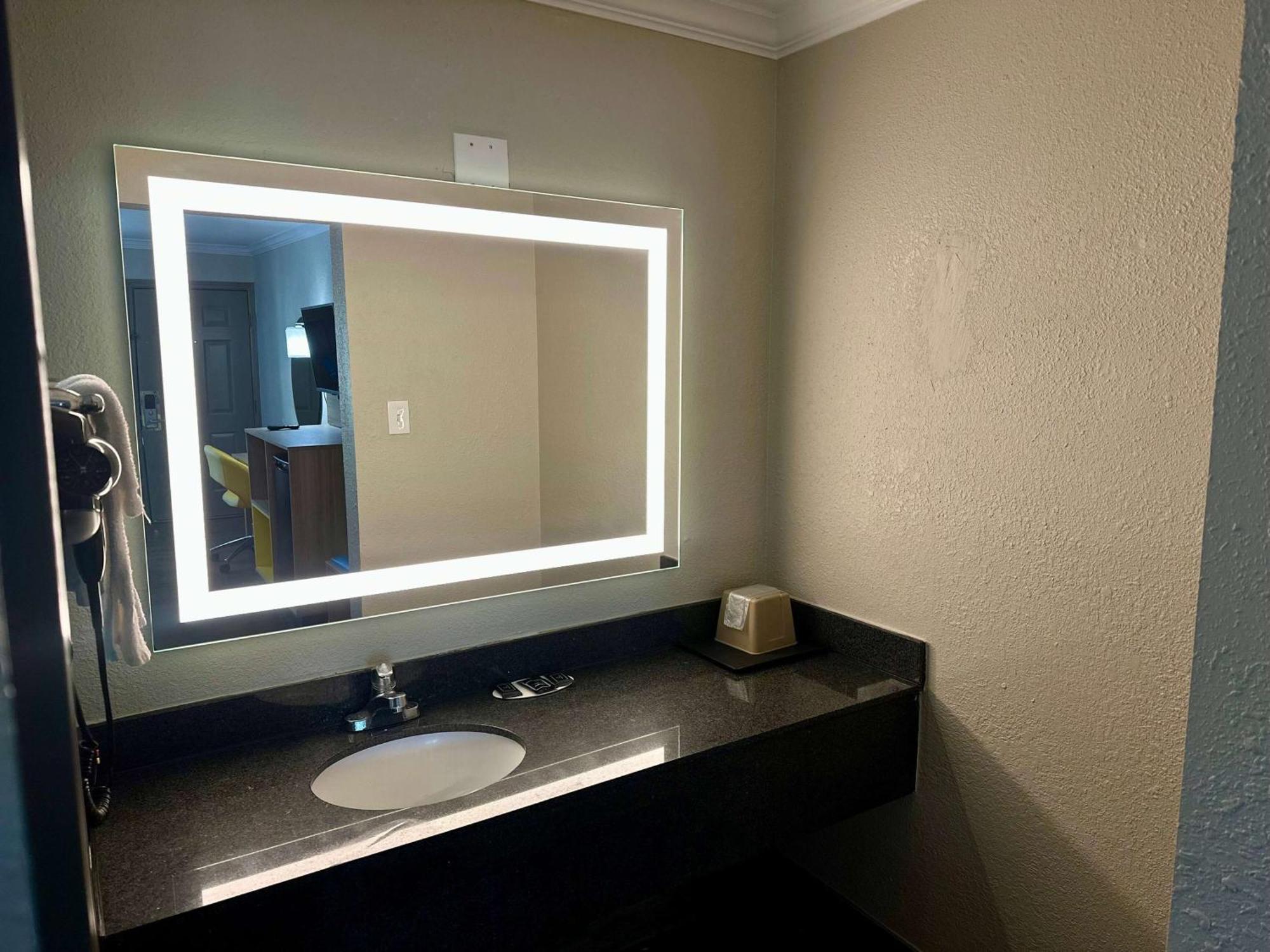 Days Inn By Wyndham Houston East Dış mekan fotoğraf